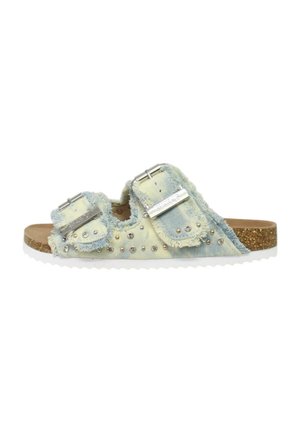 Sandalo slip-on con due cinturini in denim sfrangiati, fibbie argentate, piccoli borchietti metallici e suola in sughero su sfondo bianco.