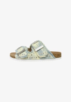 Sandalo slip-on con due cinturini in denim sfrangiati, fibbie argentate, piccoli borchietti metallici e suola in sughero su sfondo bianco.
