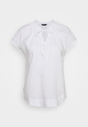 Biała bluzka z krótkim rękawem, okrągłym dekoltem, klapką z przodu oraz wiązaniem, wykonana z lekkiego materiału.
