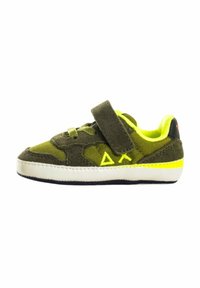 Sneaker per bambino in verde oliva e giallo neon con cinturino in Velcro, tomaia in rete e scamosciato, suola bianca e logo geometrico di lato.