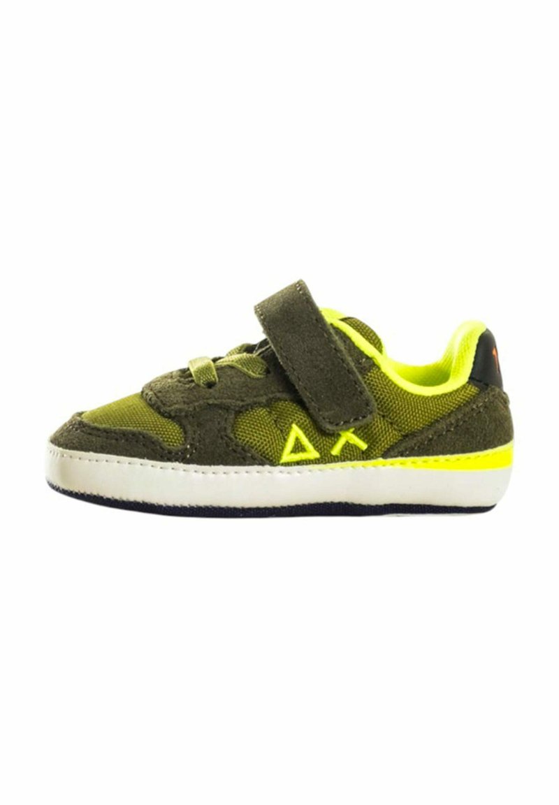 Sneaker per bambino in verde oliva e giallo neon con cinturino in Velcro, tomaia in rete e scamosciato, suola bianca e logo geometrico di lato.