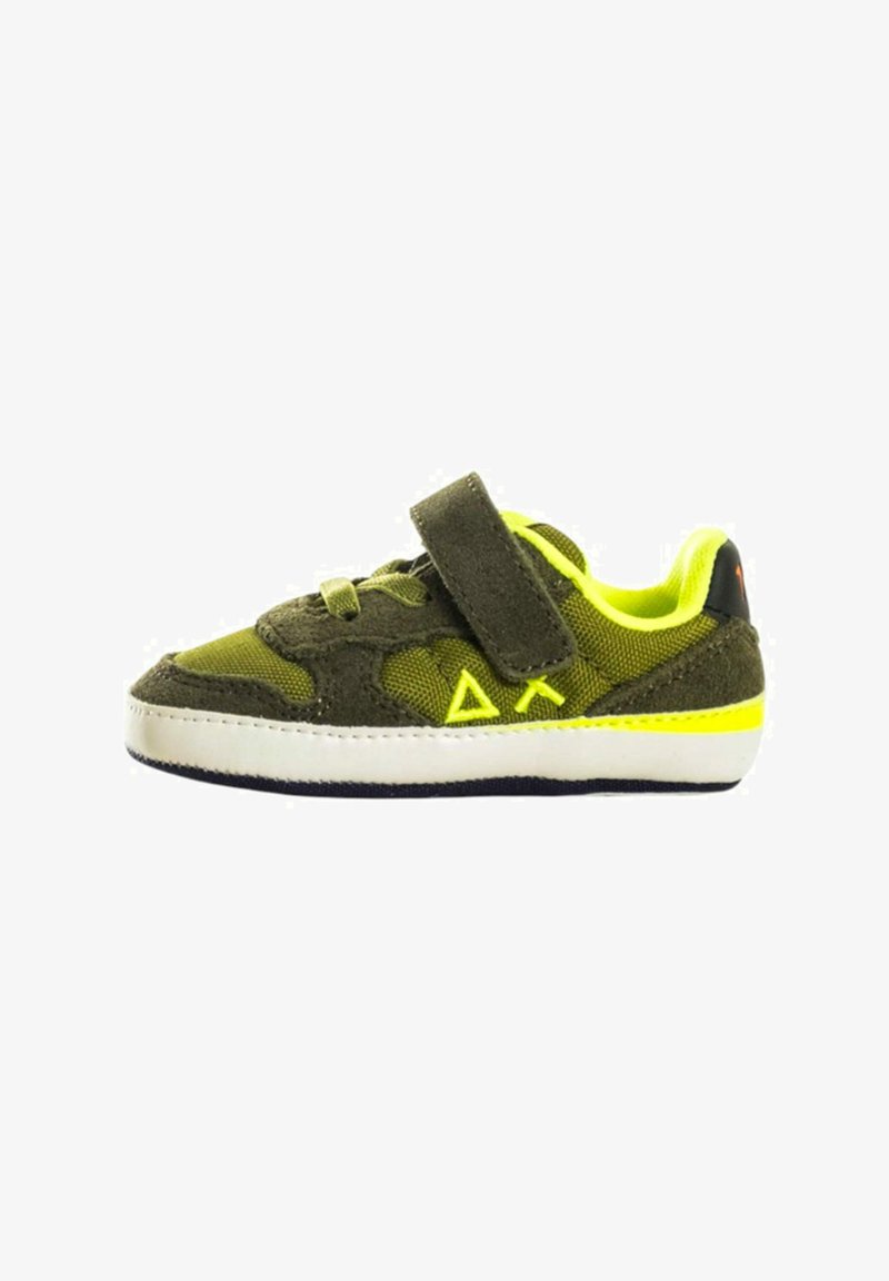 Sneaker per bambino in verde oliva e giallo neon con cinturino in Velcro, tomaia in rete e scamosciato, suola bianca e logo geometrico di lato.