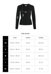 Schwarzes Langarmshirt mit Rundhalsausschnitt, mit Maßlinien für Brust, Höhe und Ärmellänge; glatte Stofftextur. Größenanleitung unten.