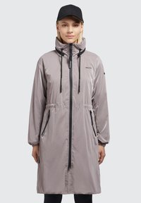 Jachetă oversize cu kapșon de culoare gri deschis, cu fermoar în față, talie elastică și sireturi. Include buzunare cu fermoar negre și logo.