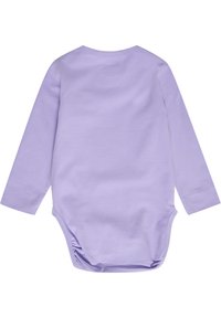 Långärmad lavendelfärgad bodysuit i mjukt tyg, med rundad halsringning, sydd fåll och rynkad detalj i botten.