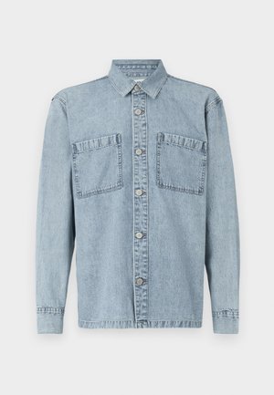 Lichtblauwe denim shirt met lange mouwen, knoopsluiting, twee borstzakken en een klassieke kraag; heeft een gestructureerde stof.