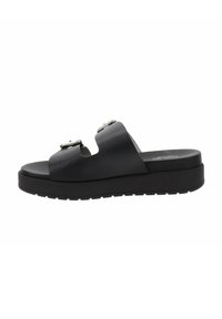 Zwarte schuifsandalen met twee brede banden en zilveren gesp. Dikke, vlakke zool met profiel voor grip. Soepele matte textuur.