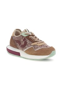Sneaker in suede marrone con accenti in rete, suola in gomma verde menta e dettagli bordeaux. Presenta un collare imbottito e chiusura con lacci.