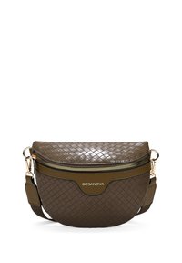 Bolso cruzado de cuero marrón trenzado con herrajes dorados, parte superior con cremallera y correa ajustable. Presenta un sutil logotipo de la marca en el frente.