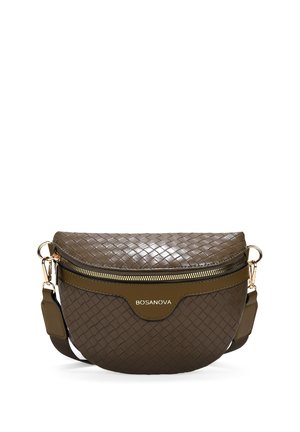 Bolso cruzado de cuero marrón trenzado con herrajes dorados, parte superior con cremallera y correa ajustable. Presenta un sutil logotipo de la marca en el frente.