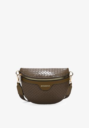 Bolso cruzado de cuero marrón trenzado con herrajes dorados, parte superior con cremallera y correa ajustable. Presenta un sutil logotipo de la marca en el frente.