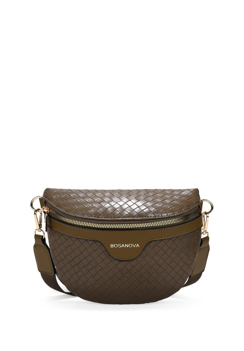 Bolso cruzado de cuero marrón trenzado con herrajes dorados, parte superior con cremallera y correa ajustable. Presenta un sutil logotipo de la marca en el frente.
