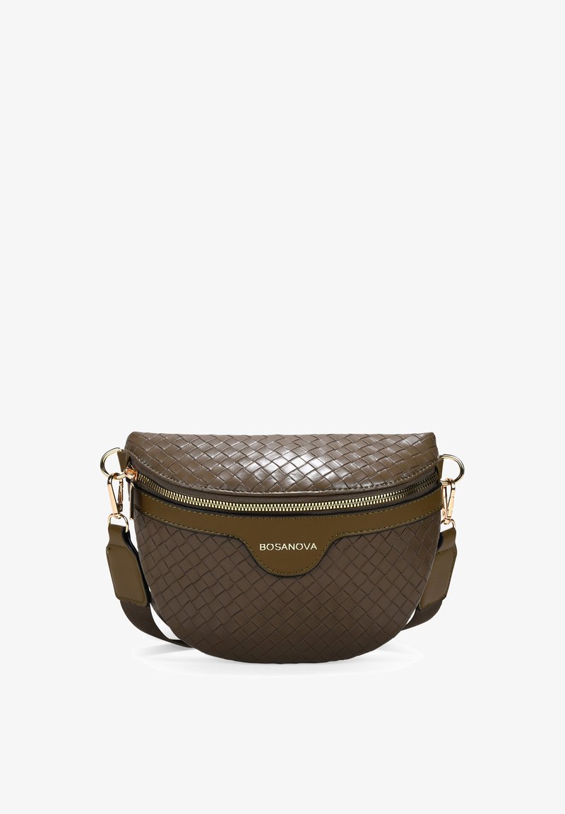 Bolso cruzado de cuero marrón trenzado con herrajes dorados, parte superior con cremallera y correa ajustable. Presenta un sutil logotipo de la marca en el frente.