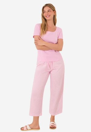 Lichtroze top met korte mouwen en een vierkante halslijn, gecombineerd met roze gestreepte wijde broek. Gladde textuur en comfortabele pasvorm.