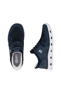 Baskets athlétiques bleu foncé avec semelles blanches et lacets à motifs, une vue de dessus et l'autre vue de côté.