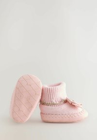 Rozā adīta bērnu zābaku pāris ar nolokāmu augšdaļu, teksturētu audumu, dekoratīvu loku un izšūtām detaļām. Gumijas zole ar dimanta rakstu.