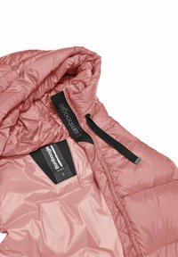 Giacca isolante rosa con superficie lucida, caratterizzata da una cerniera nera e un cordino. L'etichetta interna mostra il marchio "Bomboogie" e la taglia.