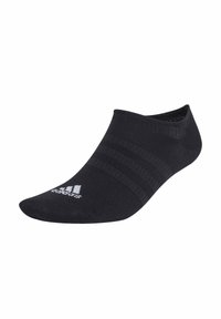 Calcetines deportivos bajos de color negro con una textura suave, tres rayas horizontales y un logo blanco cerca del dedo del pie.