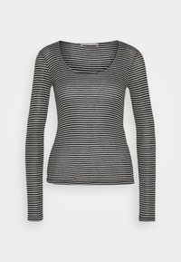 Černobíle pruhovaný top s dlouhým rukávem, výstřihem do lodi, přiléhavým střihem a lehkým, mírně průsvitným materiálem.