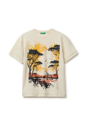 Beżowy T-shirt z krótkim rękawem z motywem sawanny z żyrafami, drzewami, ptakami i pomarańczowym słońcem w tle.