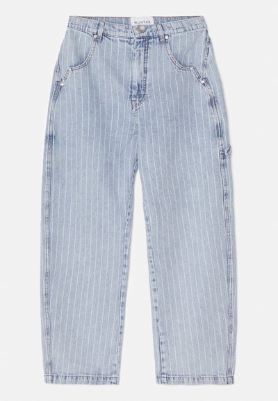 Šviesiai mėlynos džinsinės kelnės su vertikaliomis baltomis juostelėmis, laisvas kirpimas, vidutinio aukščio juosmuo ir penkių kišenių dizainas. Yra siuvimo detalės.