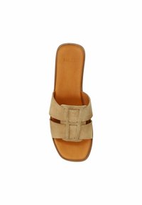 Beige suède slipper sandaal met een brede, vlakke band met een rechthoekige gesp; een bruine rubberen zool en een zachte, gevoerde binnenzool.