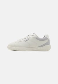 Witte leren sneakers met grijze accenten, ronde neus, vetersluiting, gestructureerde zijkanten en een gladde rubberen zool.