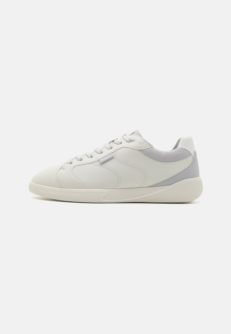 Witte leren sneakers met grijze accenten, ronde neus, vetersluiting, gestructureerde zijkanten en een gladde rubberen zool.
