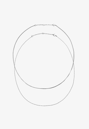 Dvije tanke srebrne ogrlice s malim okruglim kopčama, položene jedna preko druge na bijeloj pozadini.