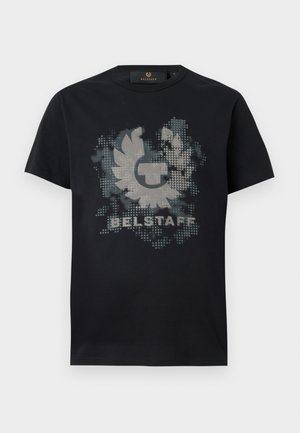 Čierne bavlnené tričko s grafickým dizajnom s motivom orla a pixelovými detailmi. Logo "BELSTAFF" je zreteľne zobrazené.