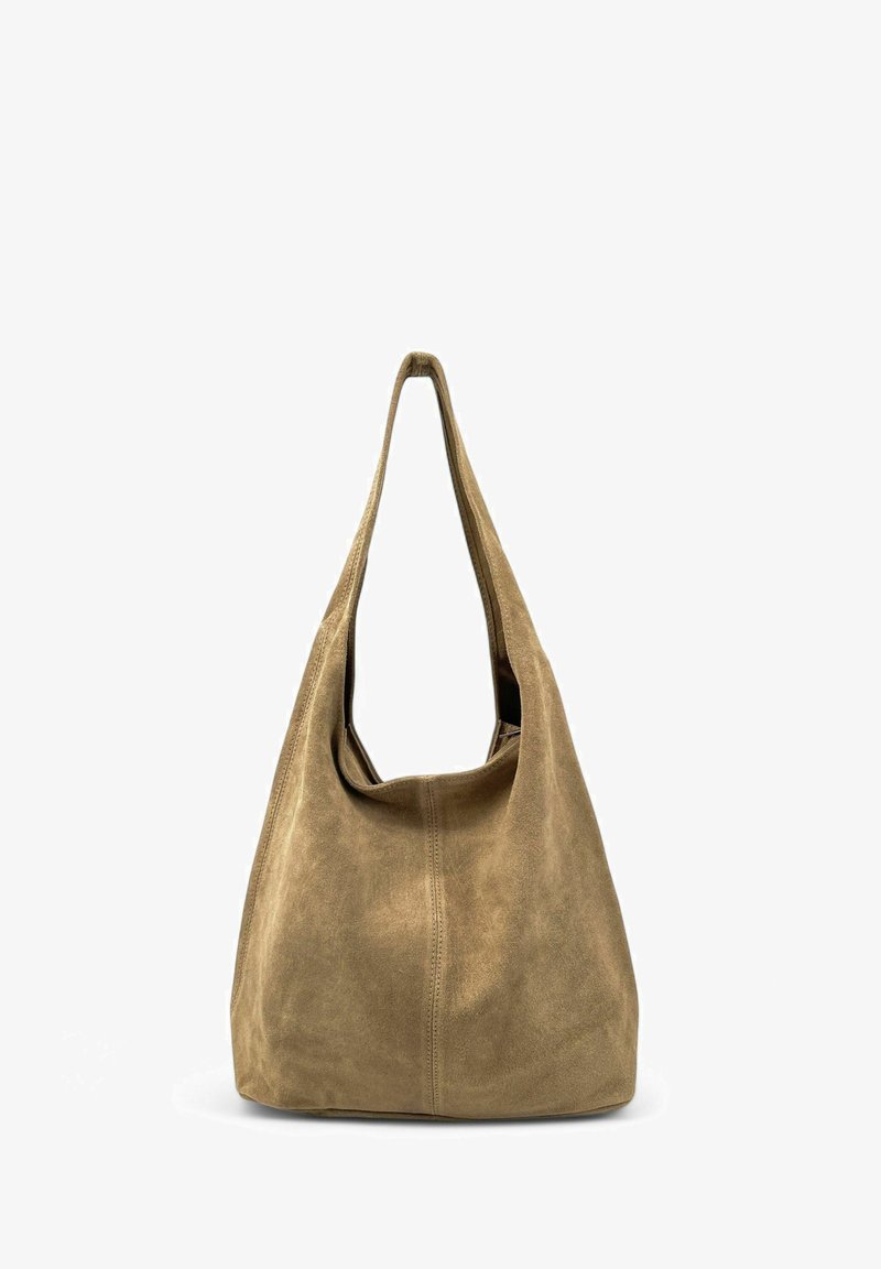 Sac hobo en daim marron clair, avec une seule bandoulière longue, une silhouette courbée et des détails de coutures subtils à l'avant et à l'arrière.