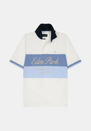 Polo blanc à manches courtes avec col bleu marine, rayures horizontales bleues sur la poitrine et les manches, et broderie texte "Eden Park French Flair".