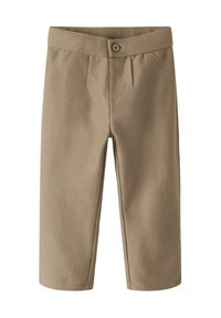 Pantaloni khaki realizzati in tessuto testurizzato, con chiusura a bottone, pieghe frontali e due tasche laterali. L'orlo è dritto.