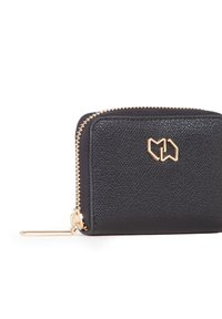 Portafoglio in pelle nera con finitura testurizzata, hardware dorato e chiusura a zip. Presenta un logo sul davanti e una piccola etichetta metallica.