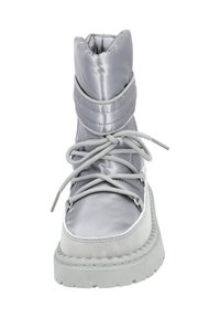 Botas de tobillo acolchadas en gris con una superficie suave y brillante, con un cierre de cordones en la parte delantera, suela texturizada y detalles cosidos a lo largo de los bordes.