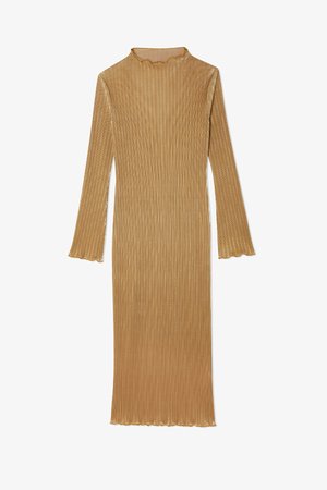Długa, prążkowana sukienka w złotym odcieniu, z wysokim dekoltem i rozszerzanymi rękawami, z falbaniastym dołem i gładką teksturą.