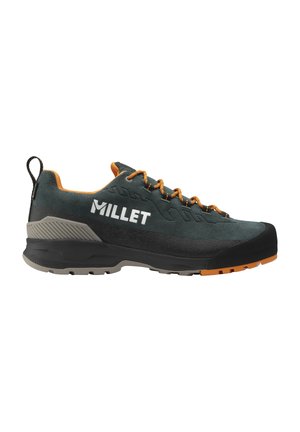 Chaussures de randonnée en daim vert foncé avec des lacets et des accents orange. Présentent un embout noir robuste et une semelle grise texturée. Logo de la marque affiché.