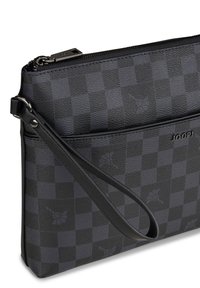 Zwarte leren clutch met een geruit patroon, ritssluiting, polsbandje en een voorvak. Voorzien van een subtiele logo-accent.