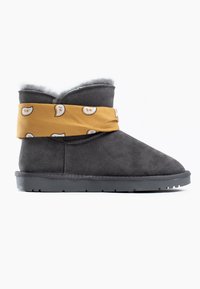 Stivale alla caviglia grigio in suede con rivestimento bianco soffice e una fascia di tessuto gialla a motivo con piccole forme di foglie attorno alla parte superiore. Suola piatta nera.