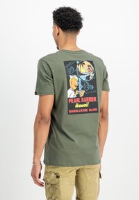 Grøn bomulds T-shirt med et retro design på ryggen, hvor der står "Pearl Harbor, Hawaii, Submarine Base" sammen med tegneserieelementer.