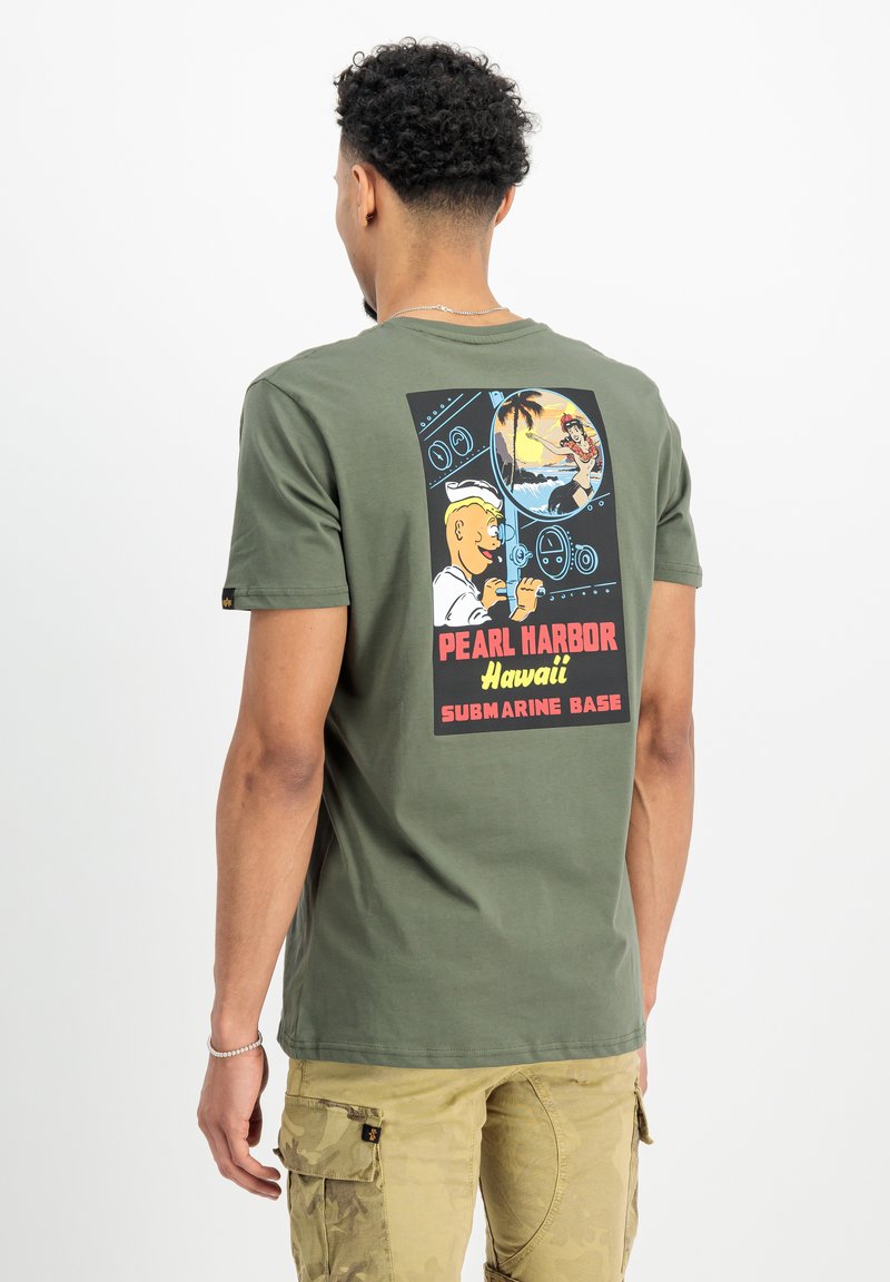 Grøn bomulds T-shirt med et retro design på ryggen, hvor der står "Pearl Harbor, Hawaii, Submarine Base" sammen med tegneserieelementer.