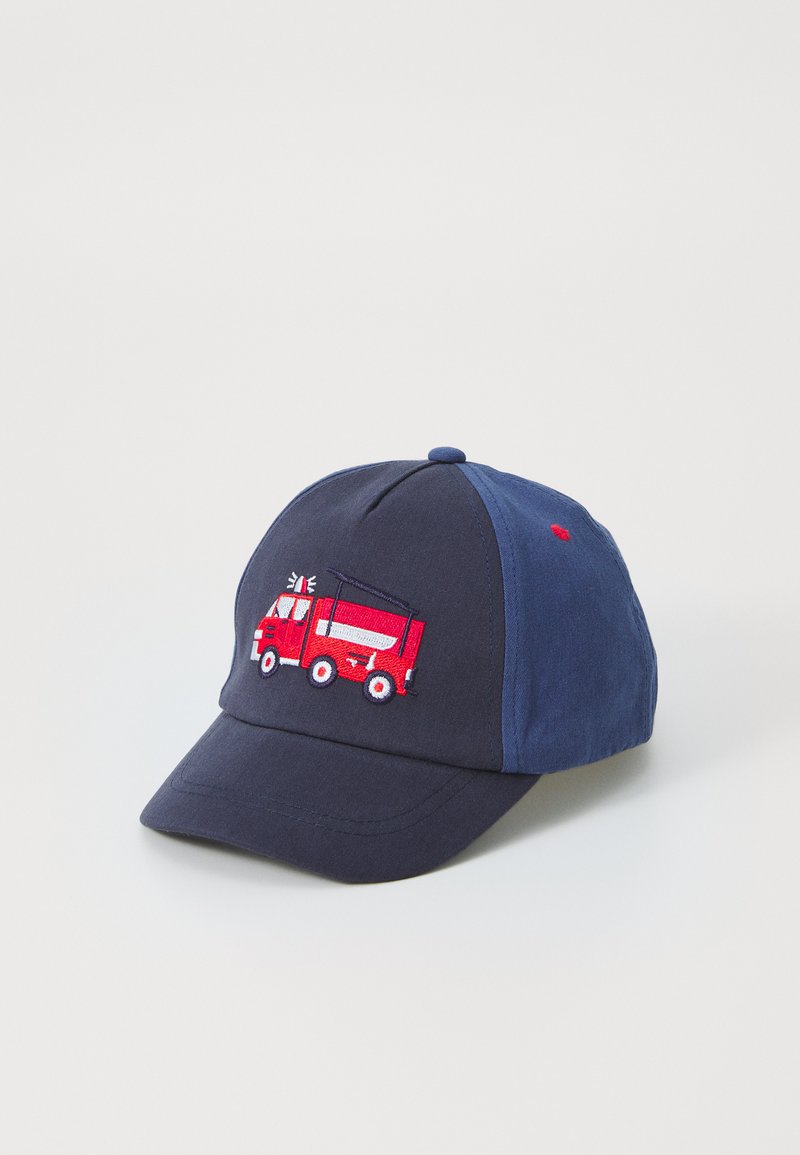 Marineblaues Cap mit einem roten gestickten Lastwagen-Design. Das Cap hat einen gebogenen Schirm und besteht aus einem weichen, strukturierten Stoff.