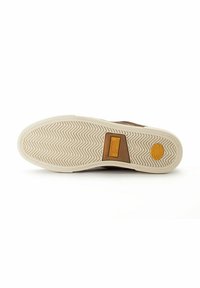 Brun ruskinds sneaker med en hvid gummisål, der har et hørmønster, en brun accentlap og et logo nær hælen.