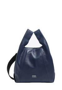 Námorná kožená taška s jedinečným dizajnom dvojitých rúčok, textúrovaným povrchom a jemným brandingom na spodnej strane. Obsahuje aj ramenný pás.