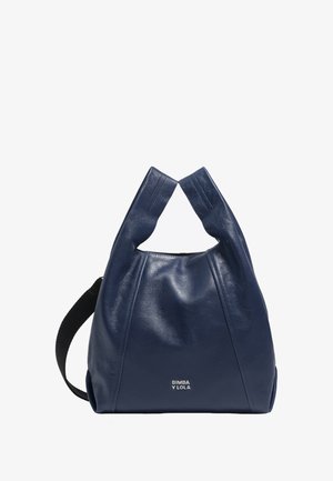 Námorná kožená taška s jedinečným dizajnom dvojitých rúčok, textúrovaným povrchom a jemným brandingom na spodnej strane. Obsahuje aj ramenný pás.