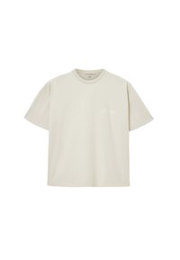 Ανοιχτό μπεζ βαμβακερό T-shirt με στρογγυλή λαιμόκοψη, κοντά μανίκια και διακριτικό λευκό λογότυπο στην αριστερή πλευρά του στήθους. Λείο ύφασμα.