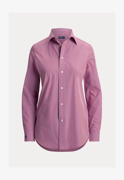 Chemise à manches longues rayée rouge et bleue en coton, dotée d'un col boutonné et d'un ourlet arrondi. Détails notables de boutons sur les poignets.