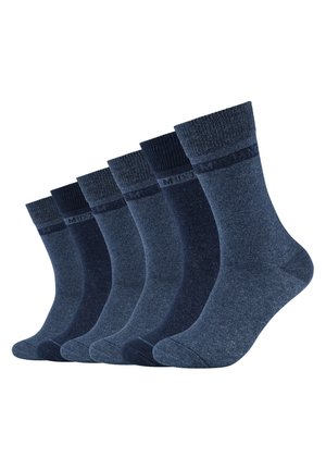 Sechserpack navyblaue Baumwollsocken, die in verschiedenen Schattierungen und mit gerippten Bündchen sowie einer glatten Textur und minimalen Mustern gestaltet sind.