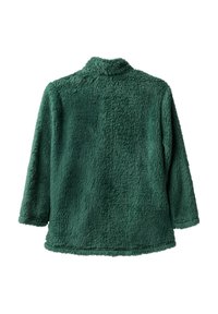 Chaqueta de forro polar de manga larga en verde oscuro con un alto cuello, mostrada desde la parte posterior sobre un fondo blanco.