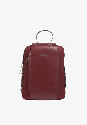 Mochila de cuero burdeos con forma rectangular, asa en la parte superior, lados con cremallera y detalles de costura sutiles. Presenta un logo en la parte frontal.